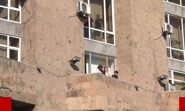 Նախարարությունների աշխատակիցները պատուհաններից և պատշգամբներից հետևում են «Դիմադրության» շարժմանը (տեսանյութ)
